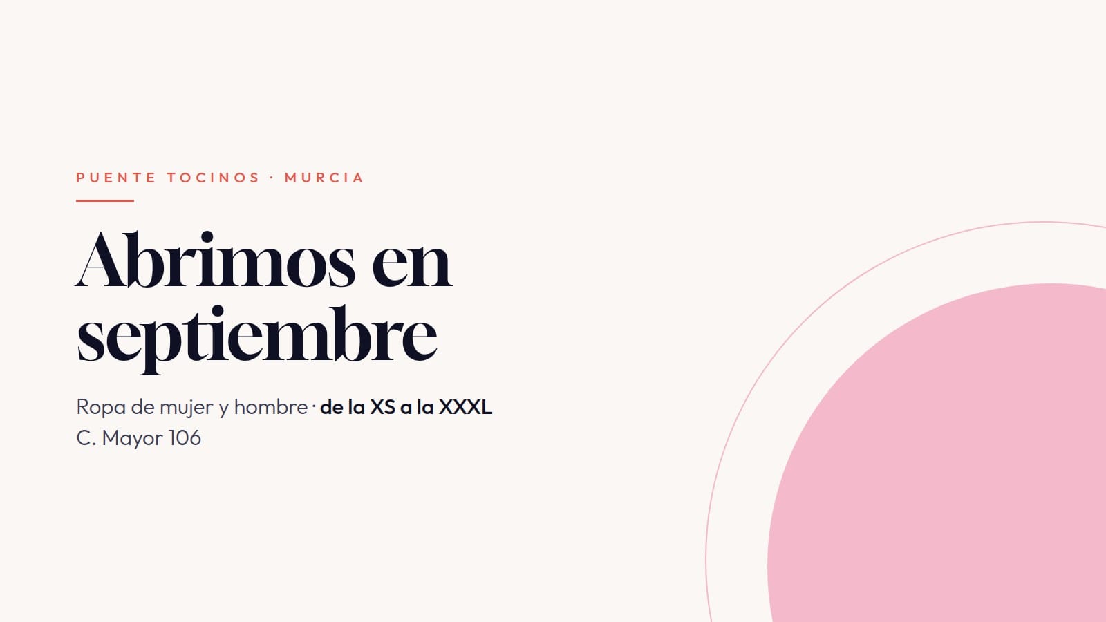 Hay una tienda nueva de camino al barrio. Se llama Be Young Moda y abre la primera semana de septiembre en la calle Mayor, 106 de Puente Tocinos. Ropa de mujer y de hombre, en un local a pie de calle, con probador y con alguien detrás del mostrador que te va a conocer por tu nombre en dos semanas. El claim es sencillo y va en serio: la moda que te incluye. No es una frase bonita para poner en la bolsa. Significa que si entras buscando una talla XS la vas a encontrar, y si buscas una XXXL también. Sin caras raras, sin tener que preguntarlo en voz baja, sin que te manden al fondo del local. Este artículo es el aviso de que llegamos. Aquí te contamos qué vas a encontrar, a qué precios se mueve la ropa, qué horario vamos a tener y por qué la tienda es, además, el sitio donde muchos vecinos ya recogen sus paquetes. Dónde está y cuándo abre La tienda está en C. Mayor, 106, 30006 Puente Tocinos (Murcia). En plena calle Mayor, en la zona de siempre, la que se hace andando cuando bajas a hacer recados. La apertura es la primera semana de septiembre de 2026. El día exacto todavía no está cerrado, así que no te vamos a dar una fecha que luego se mueva. Lo que sí puedes hacer es escribir por WhatsApp al 614 181 387 y preguntarlo cuando se acerque. Se contesta. Y una cosa importante que conviene decir pronto: Be Young Moda es una tienda física. No hay tienda online ni la va a haber. La ropa se ve, se toca y se prueba aquí. Si tienes una duda antes de venir, la resolvemos por WhatsApp, pero la compra es en la tienda. Qué ropa vas a encontrar Moda de mujer y de hombre en el mismo sitio, para que una pareja, una madre y un hijo o dos amigos puedan entrar juntos y salir los dos con algo. El reparto del local es más o menos 70 % mujer y 30 % hombre. Es una proporción honesta: hay bastante más oferta de mujer, pero la sección de hombre no es un rincón simbólico de cuatro camisetas. Tiene su espacio, su fondo de armario y su rotación. La idea es ropa de uso real. Lo que te pones para trabajar, para bajar a por el pan, para una comida familiar o para salir un jueves. Prendas que combinas con lo que ya tienes en casa. Tallas: de la XS a la XXXL Trabajamos de la XS a la XXXL, y el rango es el mismo en mujer y en hombre. Siempre en letra. No vas a ver aquí un cartel de números que te obligue a hacer cuentas. Lo decimos claro para no prometer de más: hay variedad de tallas, no un stock infinito. Una tienda de barrio no puede tener absolutamente todo a la vez. Lo que sí puedes esperar es que las tallas grandes estén en el mismo perchero, con los mismos modelos y con la misma dignidad que el resto. Sin sección aparte, sin ropa distinta y peor. La ropa se elige porque te gusta y porque va cómoda. Ese es el único criterio que nos interesa. Precios: moda accesible, sin sustos La mayor parte de las prendas se mueven entre 5 y 25 euros. El ticket medio ronda los 25 euros. Eso quiere decir que puedes entrar un martes cualquiera, sin ocasión especial y sin haberlo planeado, y salir con algo. No es una tienda de lujo ni pretende serlo. Es una tienda donde renovar una camiseta no te descuadra la semana. No vamos a inventar aquí ofertas ni porcentajes que todavía no existen. Cuando haya algo que contar, se cuenta. El local: a pie de calle, en la calle Mayor Es un local de unos 50 m² a pie de calle, con probador. No es una tienda grande, y tampoco pretende serlo: se ve entera de un vistazo y no hay que dar vueltas buscando la sección. El probador no es un detalle menor, porque es donde de verdad sabes si una prenda es para ti. Solo hay uno, así que en hora punta puede tocarte esperar un poco. La tienda la atiende la dueña sola. Esto tiene una parte buena y una parte que hay que decir. La buena: te atiende quien elige la ropa, quien la compra y quien conoce cada percha. La otra: si coincides con dos o tres personas a la vez, puede tocarte esperar un minuto. Se agradece la paciencia. De dónde viene la ropa La selección se hace en almacenes mayoristas de Madrid, Crevillente y Sevilla. Son los tres sitios donde la dueña va a comprar, mira, toca y decide qué se queda y qué no. Aquí no se trabajan marcas. No vas a encontrar logos conocidos ni vamos a compararnos con ninguna cadena. Se compra por prenda: por cómo cae, por cómo se ve y por lo que cuesta. Eso es exactamente lo que permite tener precios de 5 a 25 euros sin que la ropa dé pena. También somos punto de recogida de paquetería Esto ya está funcionando, así que puede que la dirección te suene de antes. Be Young Moda es punto de recogida y entrega de paquetería de SEUR, InPost, UPS, Celeritas, Vinted Go y Correos Express, en el mismo horario de la tienda. Es un servicio del barrio que se queda tal cual. Si vienes a por un paquete y de paso echas un ojo a los percheros, perfecto. Y si solo vienes a por el paquete, también perfecto: nadie te va a perseguir por la tienda. Va sin compromiso. Un comercio con más de 15 años en la calle Mayor Be Young Moda no aterriza en un local vacío. Es el traspaso y la renovación de un comercio con más de 15 años en Puente Tocinos. Cambia el nombre, cambia el enfoque y cambia buena parte de lo que vas a ver dentro. Lo que no cambia es el sitio ni la costumbre de tratar bien a quien entra. Hay clientas de toda la vida que van a seguir viniendo, y de eso se trata. Horario De lunes a viernes, de 10:00 a 14:00 y de 17:00 a 19:30. Los sábados, de 10:00 a 13:00. Ese es el horario tanto para la tienda como para recoger o dejar paquetes. Preguntas frecuentes ¿Cuándo abre exactamente Be Young Moda? La primera semana de septiembre de 2026. El día concreto aún no está confirmado. Si quieres saberlo en cuanto se cierre, escribe al 614 181 387 por WhatsApp. ¿Qué tallas hay? De la XS a la XXXL, tanto en mujer como en hombre. Hay variedad de tallas, aunque no todos los modelos están en todas las tallas a la vez. ¿Se puede comprar por internet? No. Be Young Moda es una tienda física en la calle Mayor, 106 de Puente Tocinos. Puedes preguntar por WhatsApp lo que quieras antes de venir, pero la compra se hace en la tienda. ¿Cuánto cuesta la ropa? La mayoría de las prendas están entre 5 y 25 euros. El gasto medio por compra ronda los 25 euros. ¿Puedo recoger un paquete aunque no compre nada? Claro. Somos punto de recogida de SEUR, InPost, UPS, Celeritas, Vinted Go y Correos Express, en el horario de la tienda, y no hace falta comprar nada. Si vives en Puente Tocinos o te pilla cerca, pásate en septiembre. Mira con calma, prueba lo que te apetezca y pregunta lo que necesites. No hay que comprar nada para entrar. Y si antes de venir quieres saber si ya hemos abierto, si tenemos algo concreto o a qué hora estamos, escribe por WhatsApp al 614 181 387. Te contesta la persona que está en la tienda. Te esperamos en la calle Mayor, 106 de Puente Tocinos. Nueva tienda de ropa en Puente Tocinos: Be Young Moda abre en septiembre